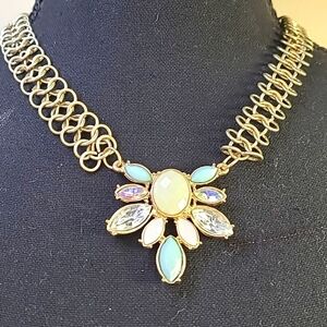 Gold toned unique chain vintage necklace. 17"